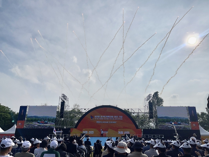 15일 가평군 자라섬 중도서 열린 '제71회 경기도체육대회 2025 가평' 개회식에서 지영기 가평군체육회장의 개회선언에 맞춰 축포가 터지고 있다. (사진=류초원 기자)