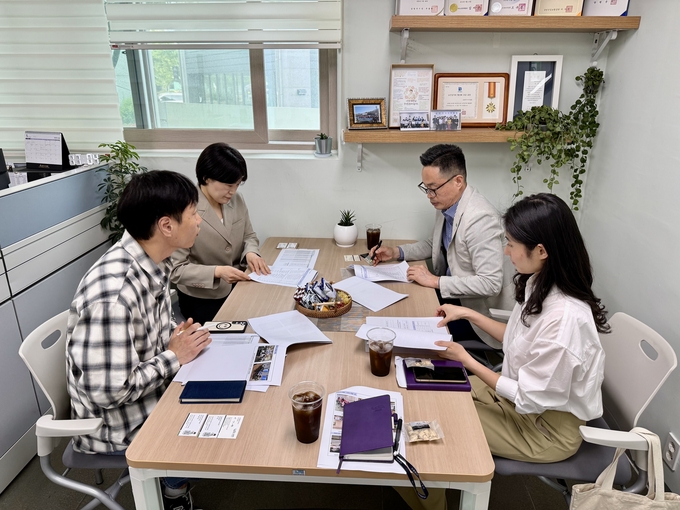 이기복 센터장이 남양주시니어클럽을 방문해 현장 간담회를 열고 민관 협력을 강화하기 위한 소통의 시간을 가졌다. (사진=남양주시 제공)