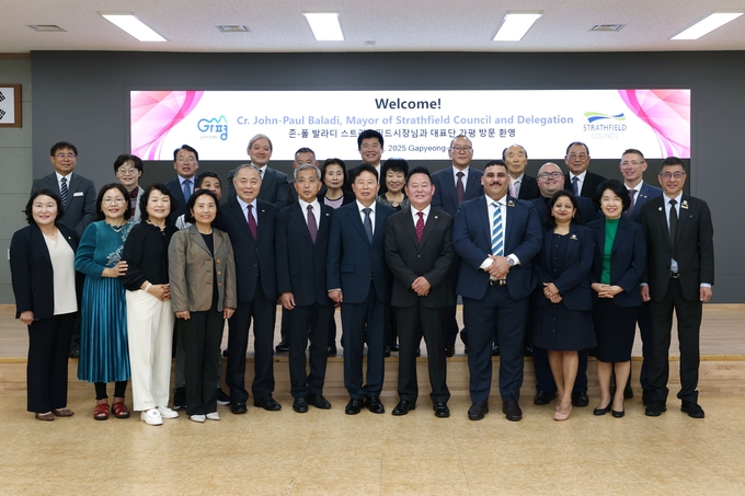 가평군자매도시인 호주 스트라스필드시 축하사절단이 가평군청을 방문해 기념촬영을 하고 있다. (사진=가평군 제공)