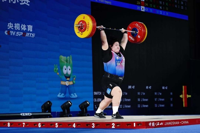 15일 중국 장산서 열린 2025 아시아역도선수권대회 여자 최중량급(87㎏ 이상)서 박혜정(고양시청)이 바벨을 들고 있다. (사진=아시아역도연맹 인스타그램)