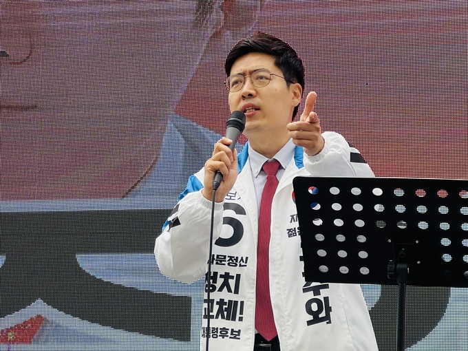 구주와 자유통일당 대선 후보가 15일 춘천 중앙시장 앞 유세에서 지지를 호소하고 있다. (사진=자유통일당 제공)
