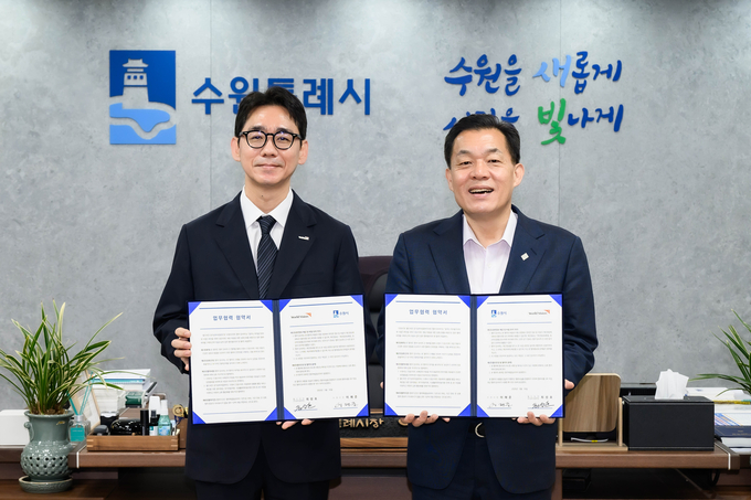 이재준 수원시장(오른쪽)과 최성호 월드비전 경기남부사업본부장이 협약 후 함께하고 있다. (사진=수원시 제공)