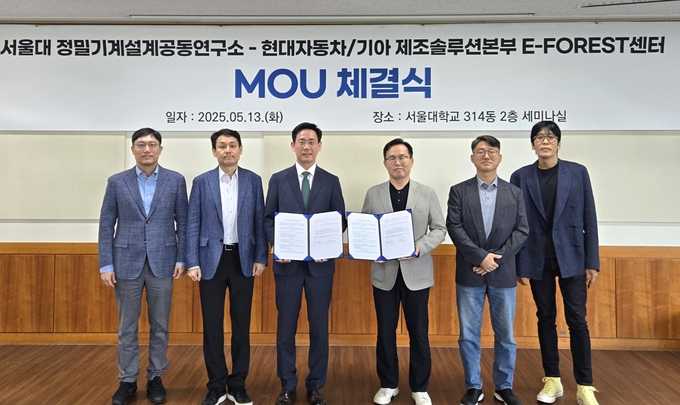 (왼쪽부터) 박용래 서울대학교 정밀기계설계공동연구소 부소장, 조규진 서울대 기계공학부 교수, 안성훈 서울대학교 정밀기계설계공동연구소장, 이재민 현대차·기아 E-FOREST 센터장, 최영태 현대차·기아 제조SI기술개발실 상무, 민정국 현대차·기아 제조SW개발실 상무가 MOU체결식에서 기념촬영을 하고 있다. (사진=현대차·기아 제공)