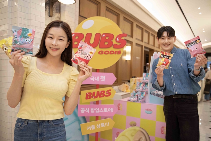신세계백화점 강남점 '법스 젤리' 팝업스토어에서 모델들이 상품을 소개하고 있다. (사진=신세계백화점 제공)