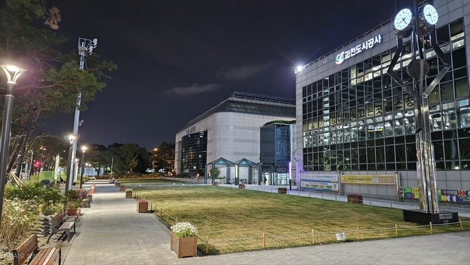 과천시민회관 시계탑광장 새단장. (사진=과천도시공사 제공)