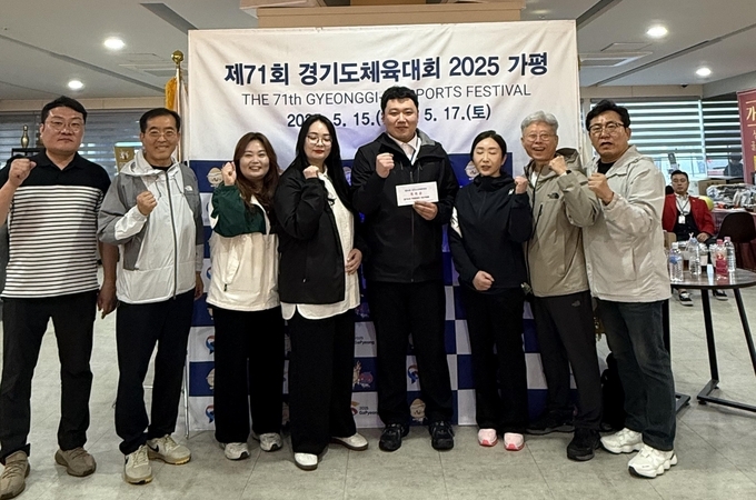 경기도 내 볼링 실업팀 지도자들이 16일 '제71회 경기도체육대회 2025 가평' 볼링 종목이 진행되는 가평볼링장을 방문해 '제54회 전국소년체육대회'에 참가하는 도대표 선수단에게 격려금을 전달했다. (사진=경기도볼링협회 제공)