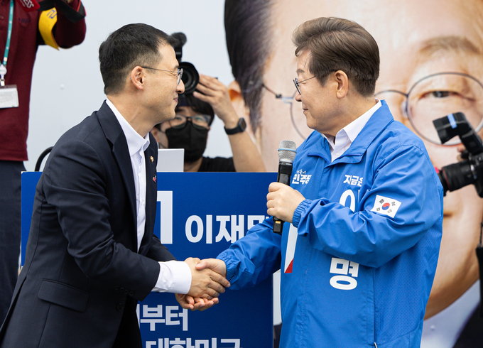 이재명 더불어민주당 대선후보가 16일 전북 익산시 익산역 동부광장에서 열린 유세에서 김상욱 무소속 의원과 악수하고 있다. (사진=연합뉴스)