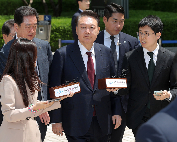윤석열 전 대통령이 지난12일 서울 서초구 중앙지방법원에서 열린 내란 우두머리 혐의·직권남용 권리행사방해 혐의 사건 3차 공판에서 오전 공판을 마친 후 법원을 나서고 있다. (사진=연합뉴스)