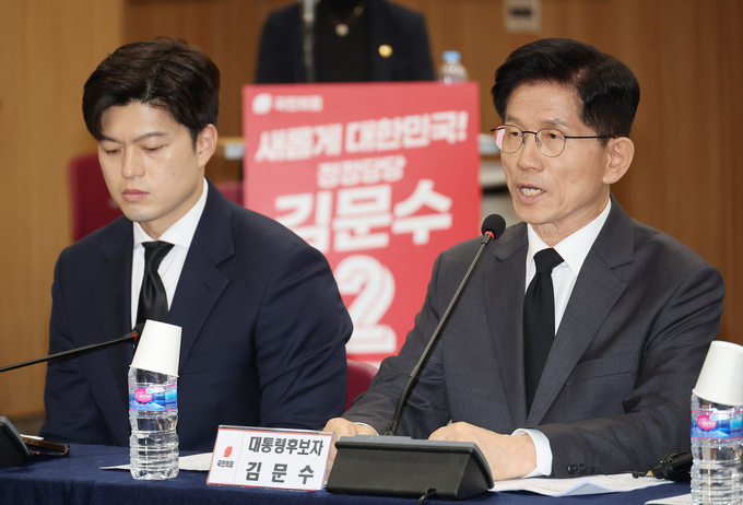 김문수 국민의힘 대선 후보가 17일 광주 서구 김대중컨벤션센터에서 열린 현장 선거대책위원회 회의에서 발언하고 있다. (사진=연합뉴스)