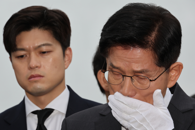 김문수 국민의힘 대선 후보와 김용태 비상대책위원장이 17일 광주 북구 국립 5·18 민주묘지를 찾아 박관현 열사 묘역에서 참배하던 중 눈물을 흘리고 있다. (사진=연합뉴스)