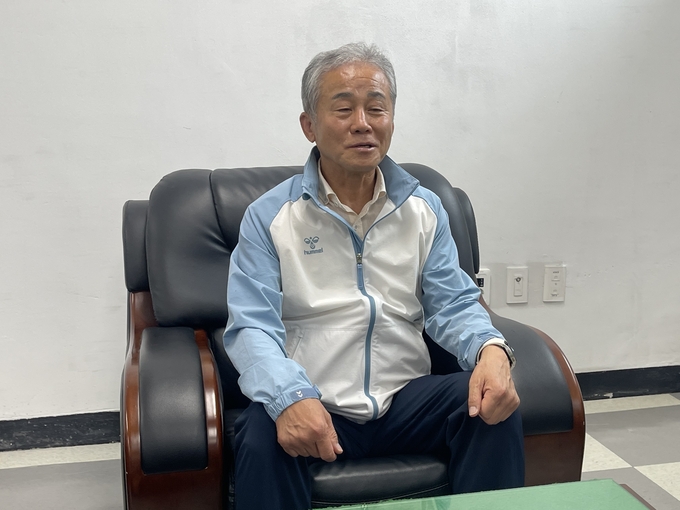 17일 가평군 한석봉체육관 귀빈실에서 '제71회 경기도체육대회 2025 가평' 2부 종합우승을 차지한 정종근 포천시체육회장이 우승 소감을 말하고 있다. (사진=류초원 기자)