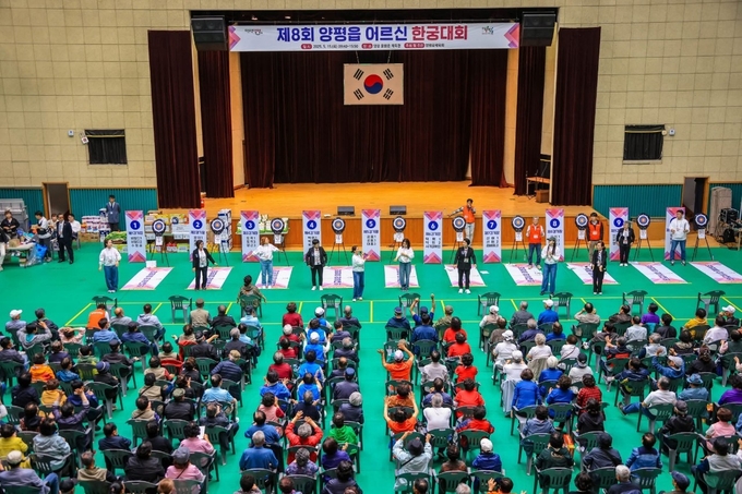 앙평군 양평읍은 지난 15일 물맑은 양평 체육관에서 양평읍 체육회와 '제8회 양평읍 어르신 한궁대회'를 성공적으로 개최했다. (사진=양평읍 행정복지센터 제공)