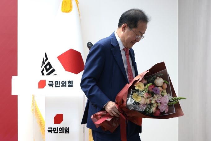 지난 4월 29일 국민의힘 당사에서 열린 제21대 대통령 후보자 국민의힘 3차 경선 진출자 발표 행사에서 경선에 탈락 후 정계은퇴 의사를 밝힌 홍준표 후보가 기념촬영 무대에서 내려가고 있다.(사진=연합뉴스)