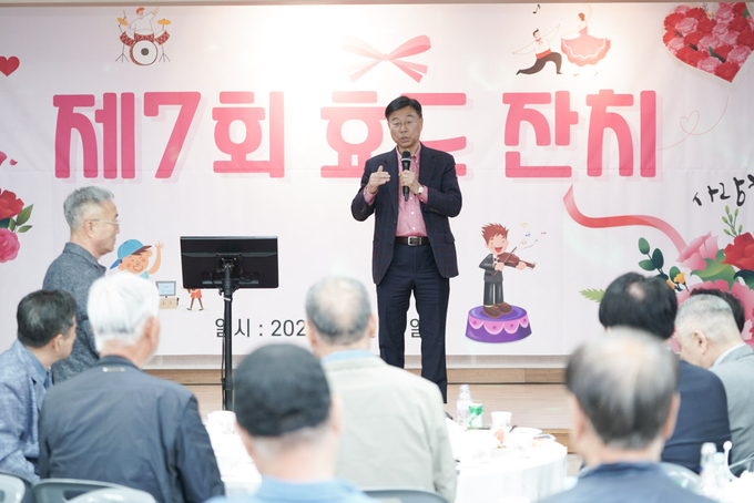 신상진 성남시장이 17일 오전, 수정구 보통골 마을에서 열린 ‘제7회 효잔치’에 참석해 지역 어르신들을 향해 인사말을 전하고 있다. (사진=성남시 제공)