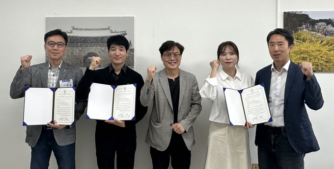 (왼쪽부터) 엠에스미래솔루션 이찬승 대표, ㈜기류솔루션 김준영 대표, 류승택 창업보육센터장, ㈜엘림소재 김재영 대표·박정용 부대표. (사진=한신대학교 제공)