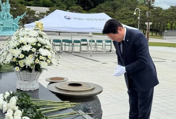 최대호 안양시장이 광주 5·18 민주묘지를 찾아 헌화한 뒤 묵념을 하고 있다.(사진=최대호 시장 SNS)