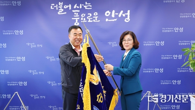 소프트테니스팀 우승기 봉납식 모습. (사진=안성시 제공)
