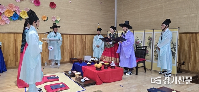 5월 16일 진행된 한겨레중·고등학교 성년례에 참여한 관빈과 계빈이 성년선언문을 낭독하고 있다. (사진=안성문화원 제공)