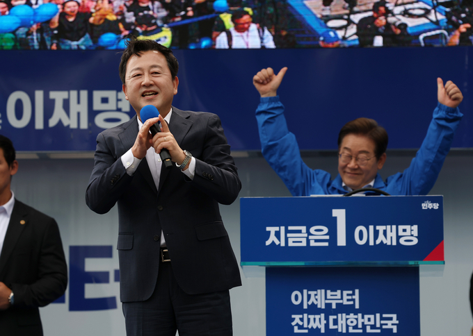 이재명 더불어민주당 대선후보가 17일 광주광역시 서구 김대중컨벤션센터 광장에서 열린 집중 유세에서 이 후보 지지를 선언한 김용남 전 의원의 지지연설을 듣고 있다. (사진=연합뉴스)