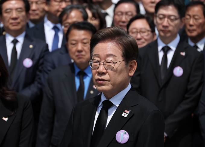 이재명 더불어민주당 대선후보가 18일 광주광역시 북구 국립 5·18민주묘지에서 열린 5·18민주화운동 45주년 기념식에 참석한 뒤 취재진과 만나 이날 발표한 개헌 관련 입장에 대한 질문에 답하고 있다. (사진=연합뉴스)