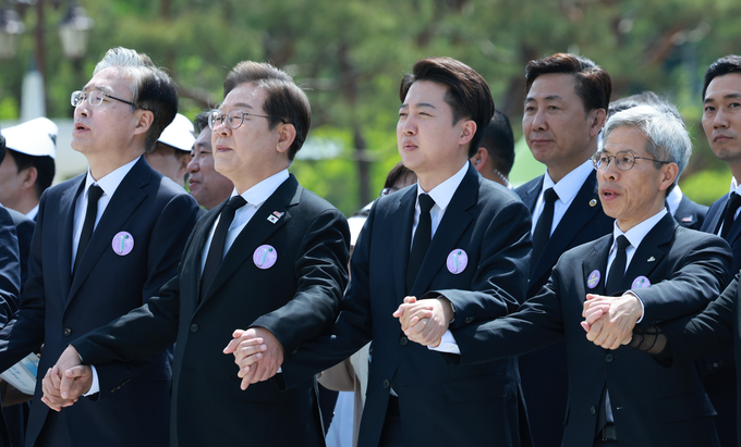 이재명 더불어민주당, 이준석 개혁신당, 권영국 민주노동당 대선 후보 등이 18일 광주광역시 북구 국립 5·18민주묘지에서 열린 5·18민주화운동 45주년 기념식에서 임을 위한 행진곡을 제창하고 있다. (사진=연합뉴스) 