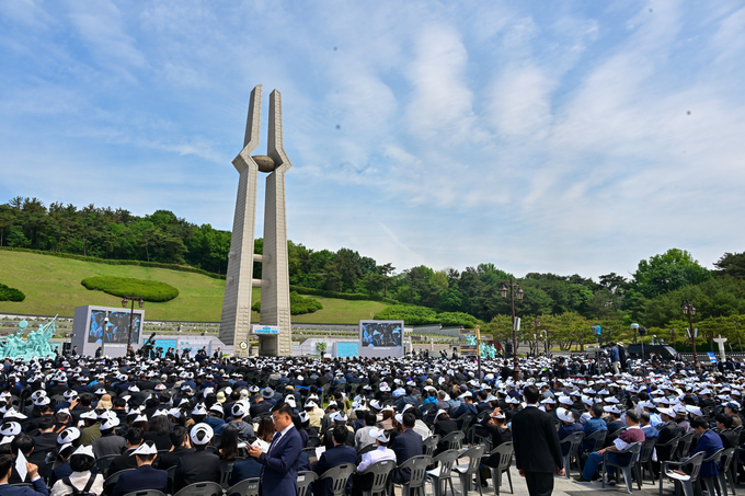 18일 오전 광주 북구 5·18 민주묘지에서 제45주년 5·18 민주화운동 기념식이 엄수되고 있다. (사진=연합뉴스)