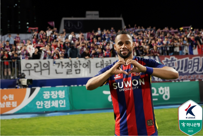 18일 수원종합운동장에서 열린 하나은행 K리그1 2025 14라운드 수원FC와 대전하나시티즌의 경기서 수원FC 안데르손이 멀티골을 뽑아낸 뒤 세리머니를 하고 있다. (사진=한국프로축구연맹 제공)