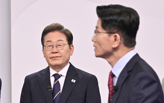 김문수(오른쪽) 국민의힘·이재명 더불어민주당 대선후보가 18일 서울 마포구 상암동 SBS 프리즘센터 스튜디오에서 열린 제21대 대선 1차 후보자 토론회에 참석해 시작을 기다리고 있다. (사진=연합뉴스)