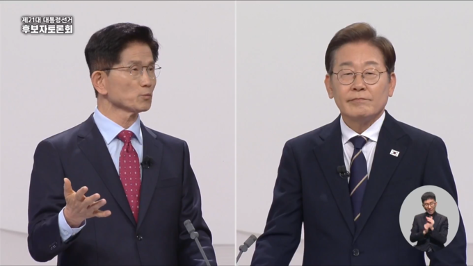 18일 제21대 대통령선거 후보자 1차 토론회에서 김문수(왼쪽) 국민의힘 대선 후보가 이재명 더불어민주당 후보에게 질문을 하고 있다. (사진=중앙선거방송토론위원회 캡처)