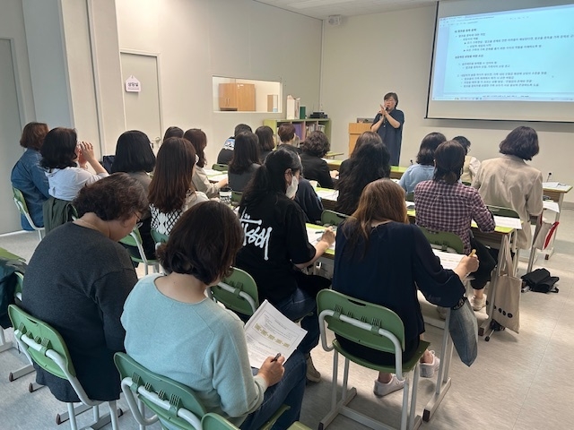 바로희망팀이 피해자 맞춤형 상담 지원을 위한 교육을 받고 있다. (사진=부천시 제공)