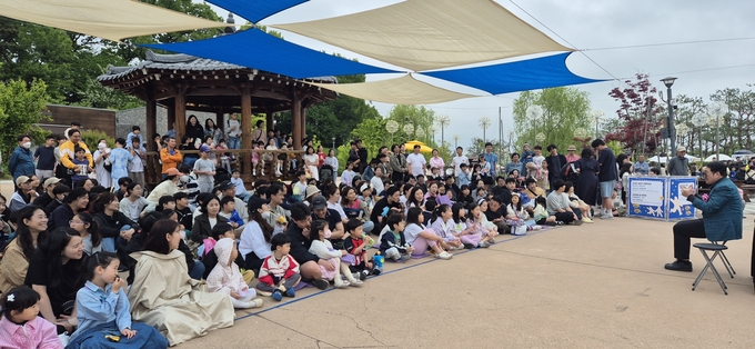 가족친화영 문화예술축제 둥굴게 둥굴게 행사에 많은 시민들의 참석해 즐기고 있다. (사진=김포문화재단 제공)