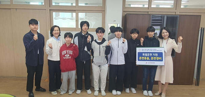 지난 12일 수원 화서초를 방문해 '제54회 전국소년체육대회'에 출전하는 여자 농구팀을 격려한 김선경 수원교육지원청 교육장(맨 오른쪽)이 학생선수들과 기념사진을 찍고 있다. (사진=수원교육지원청 제공)