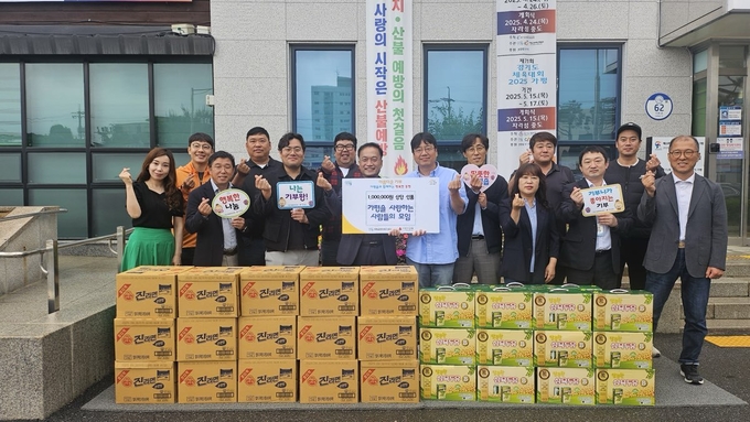 가평을 사랑하는 사람들의 모임이 가평읍에 성품을 전달했다. (사진=가평읍 행정복지센터 제공)