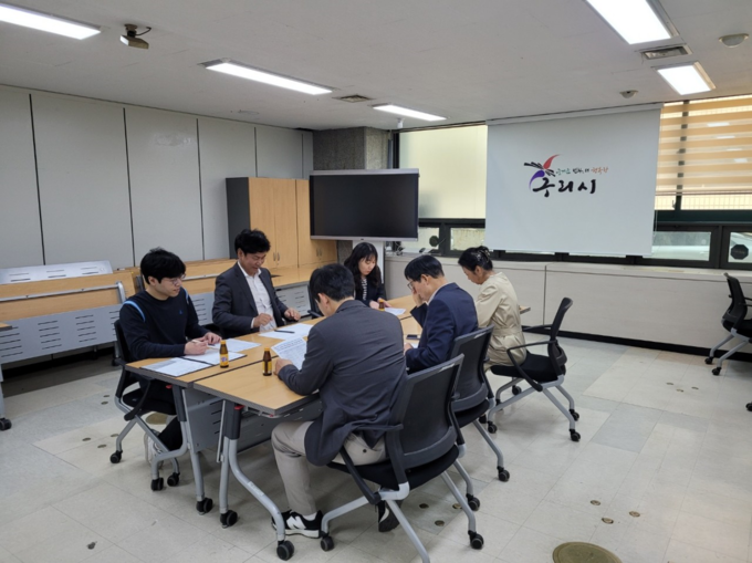 구리시 관계자들이 ‘2025년 상반기 공인중개사 민관 합동 지도‧점검’을 하고 있다. (사진=구리시 제공)