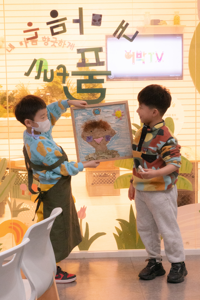 나눔교육 '숲에서 꿈꾸는 어린이'서 작품을 만든 어린이들이 자신들의 작품을 뽐내고 있다. (사진=경기문화재단 제공)