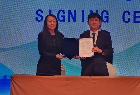 지난 18일 중국 대련시에서 열린 ‘제34회 아카시아 관람 축제’에서 이동우 인천시 해양항공국장(오른쪽)과 션 메이나 대련시 문화여유국장(왼쪽)이 MOU 체결 후 기념촬영하고 있다. ( 사진 = 인천시 제공 )
