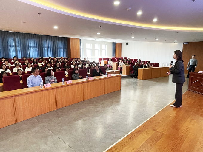 김수희 성결대 유아교육과 교수가 중국 산동성 웨이하이직업대학교에서 취학전학과 교수와 학생을 대상으로 특강을 하고 있다. (사진=성결대 제공)