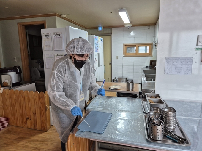 광명시는 19일부터 오는 21일까지 여름철 식중독 사고를 예방하기 위해 관내 어린이집 집단급식소를 대상으로 식중독 예방 지도·점검을 실시한다. (사진=광명시 제공)