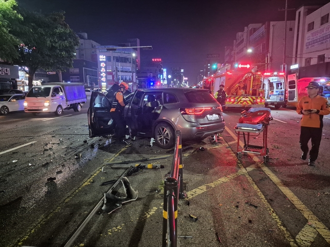 지난 8일 오전 인천 남동구 왕복 8차로 도로에서 벤츠 승용차가 QM6 SUV를 들이박았다. ( 사진 = 인천소방본부 제공 )