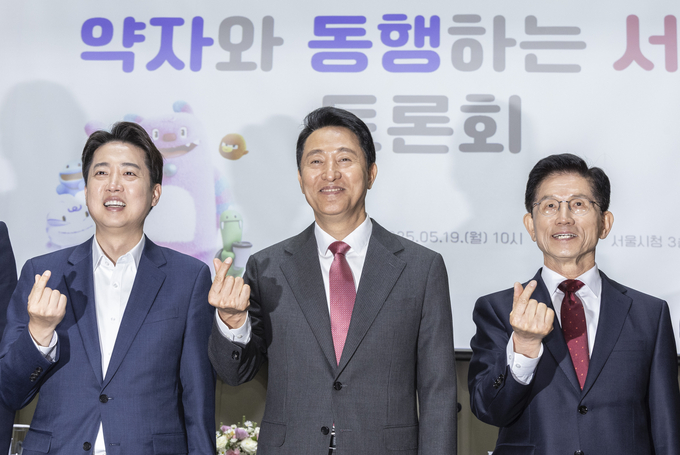 김문수 국민의힘 대선후보(오른쪽)와 이준석 개혁신당 대선후보(왼쪽)가 19일 서울 중구 서울시청에서 열린 '약자와 동행하는 서울 토론회'에 참석해 오세훈 서울시장(가운데)과 함께 기념 촬영하고 있다. (사진=연합뉴스)
