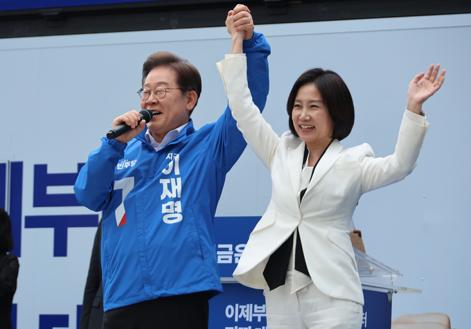 이재명 더불어민주당 대선 후보가 19일 서울 영등포구 타임스퀘어에서 열린 유세에서 허은아 전 개혁신당 대표와 함께 손을 잡고 포즈를 취하고 있다. (사진=연합뉴스)
