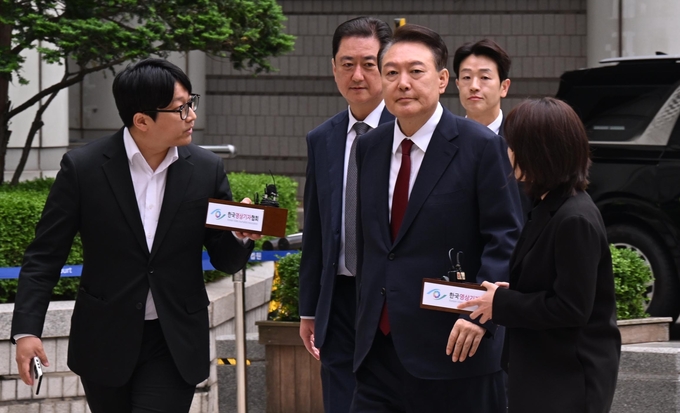  윤석열 전 대통령이 19일 오전 서울 서초구 중앙지방법원에서 열린 내란 우두머리 혐의, 직권남용 권리행사방해 혐의 사건 4차 공판에 출석하고 있다. (사진 = 공동취재단)