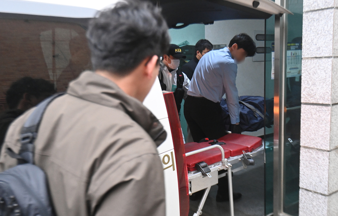 19일 오전 9시 34분쯤 중국인 50대 A씨가 편의점과 체육공원 등에서 시민 2명을 잇달아 흉기로 찌르고 2명을 살해하는 등 칼부림 사건이 발생했다. 사진은 이날 오후 시흥시 정왕동 일대 사건 현장에서 수습한 피해자의 시신이 옮겨지고 있다.