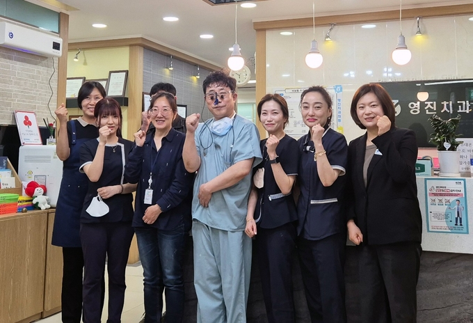 양평군은 해피나눔성금과 영진치과의 재능기부를 통해 의료복지 사각지대에 놓인 65세 미만 저소득 성인을 대상으로 의치 치료비를 지원하는 '해피의치 지원사업'을 꾸준히 추진하고 있다. (사진=양평군 제공)