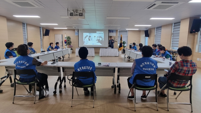 지난해 9월, 장애인식개선 교육에 참여한 신장1동 바르게살기위원들. (사진=하남시 제공)