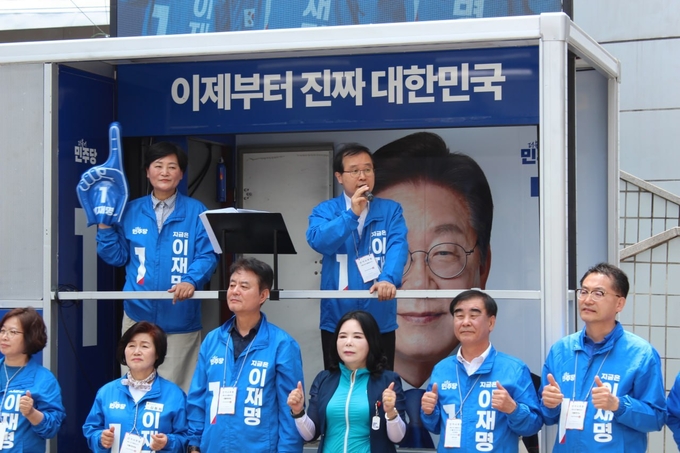 유세활동중인 이건태 의원. (사진=이건태 의원 측 제공)