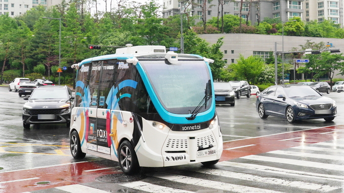 수원시 영통구 광교지구 중심지를 시험 운행 중인 자율주행 차량이 정지 신호에 정차하고 있다. (사진=수원시 제공)