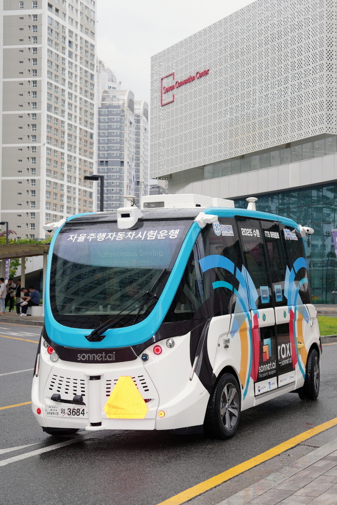 2025 수원 ITS 아태총회가 개최되는 수원컨벤션센터 앞에서 자율주행 차량이 시험 운행을 준비하고 있다. (사진=수원시 제공)