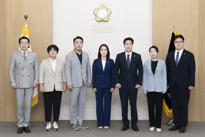 김포시 3차 추경경정예산안에 대해 시와 국민의힘을 비난하는 성명서를 발표한 민주당 의원들이 기념사진을 찍고 있다. (사진=더불어민주당 의원실 제공) 