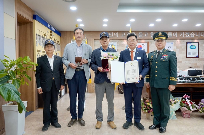 양평군은 19일 육군본부 '625 전쟁 무공훈장 찾아주기' 조사단과 함께 화랑무공훈장 수여식을 개최했다. (사진=양평군 제공)